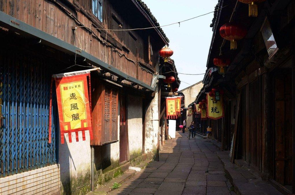 多年来对你们不管不帮的公婆。为什么突然在你面前抱怨妯娌不好?反而夸我好。是想暗示什么吗？